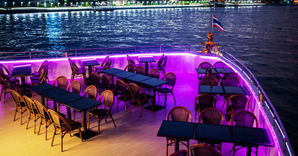 ที่นั่งโซนหัวเรือบนเรือสำราญบางกอกเจ้าพระยา ครูซ มีความเป็นส่วนตัวมาก